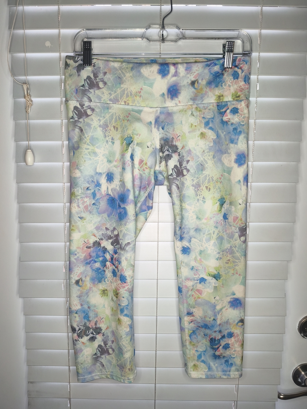 ALO YOGA Airbrush Crop Leggings Pastel Blue Watercolor Floral Print Size S Small
